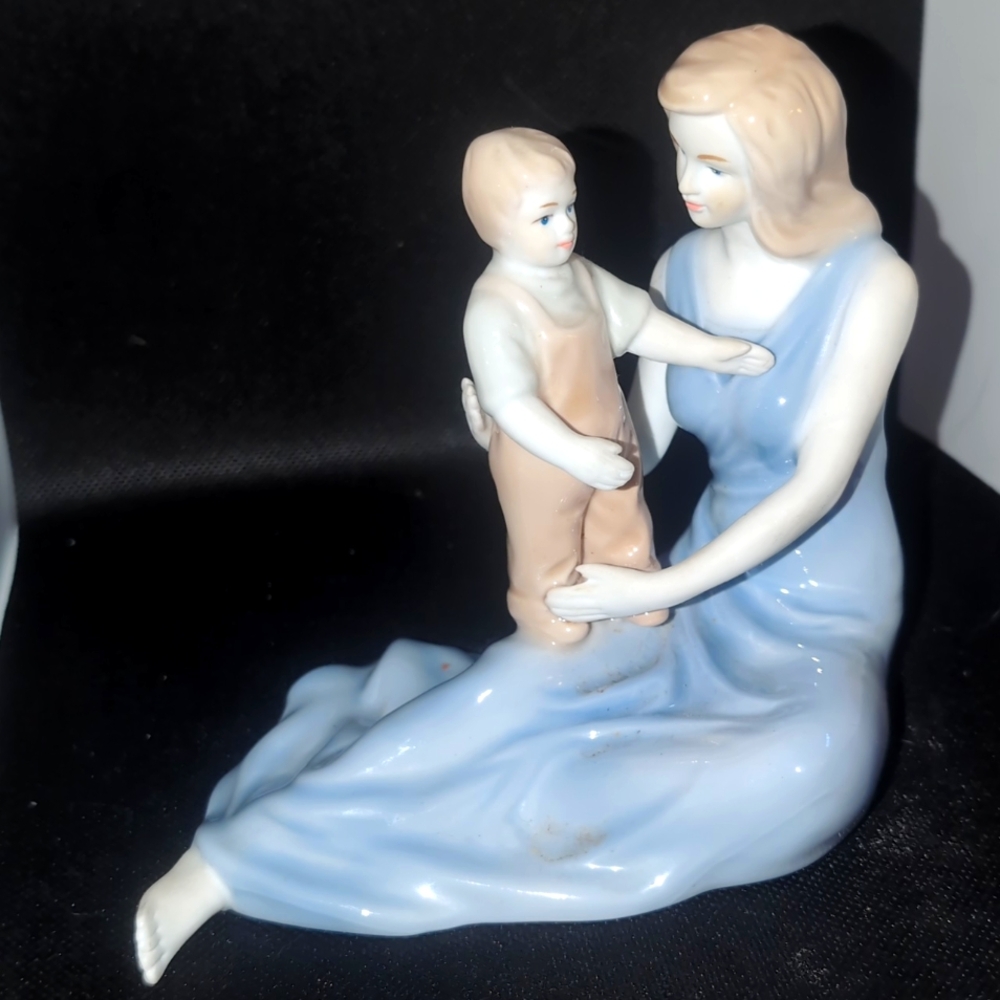 AVAILABLE -VTG 2001 Kalique Figurine "Tender Moment" Mother & Son. 6" Tall